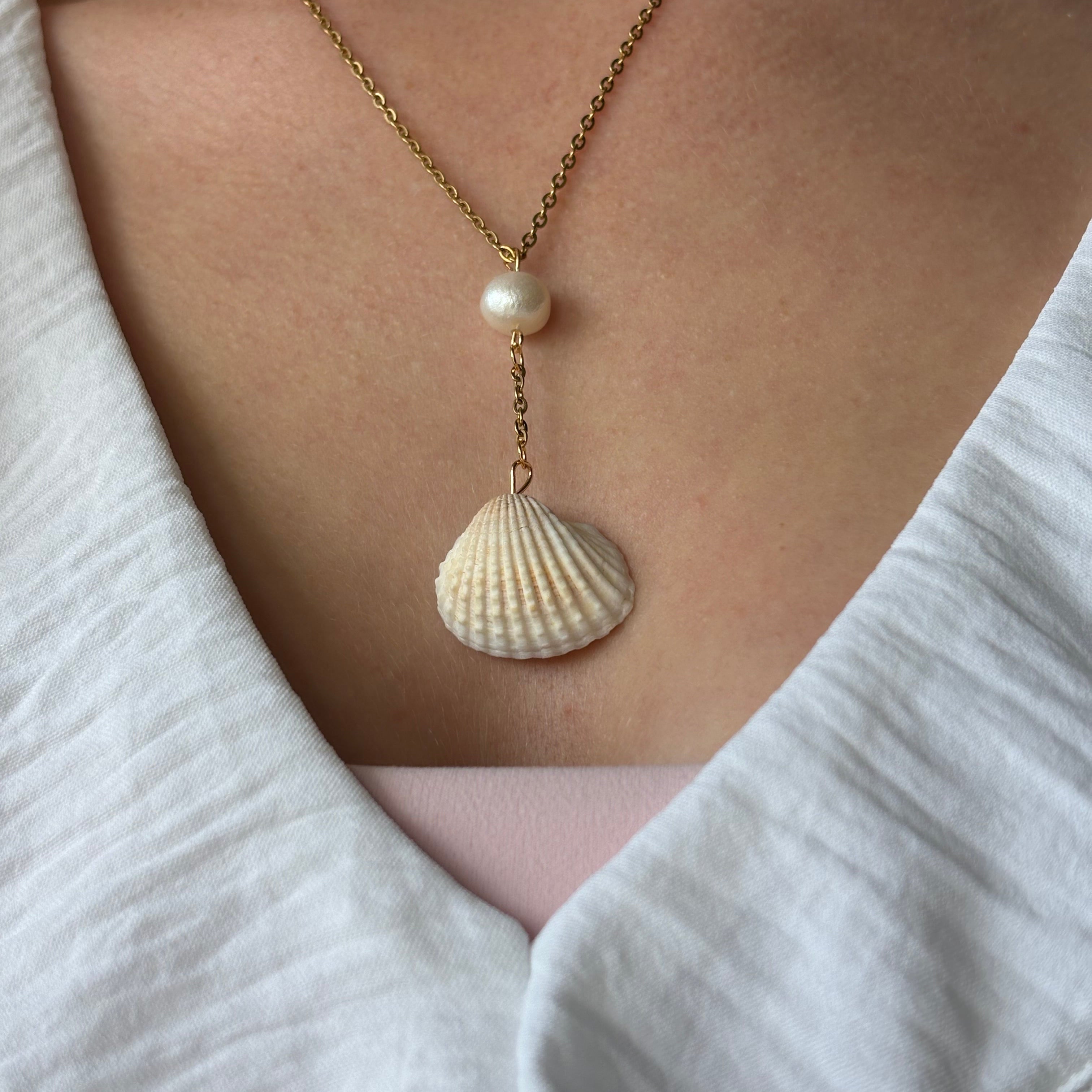 Shell lariat necklace with natural shell charm on 18k gold-plated chain